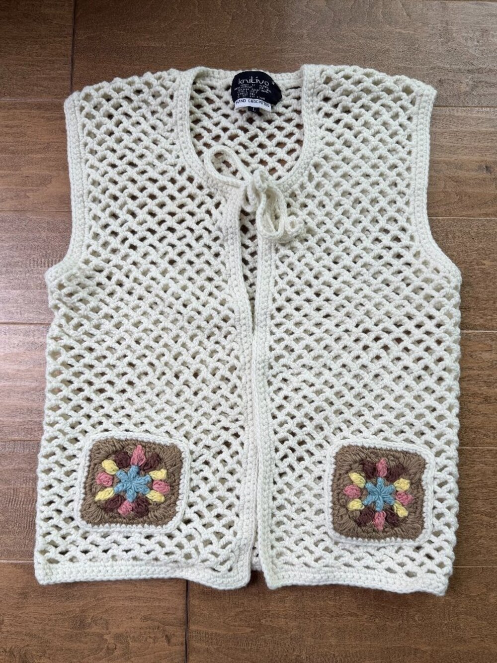 Cream-colored crocheted vest with granny square pockets (*S/M)